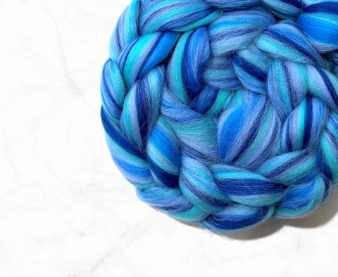 100 gram Icy blue wool roving, 100% European eco Merino wool roving -  Studio Koekoek