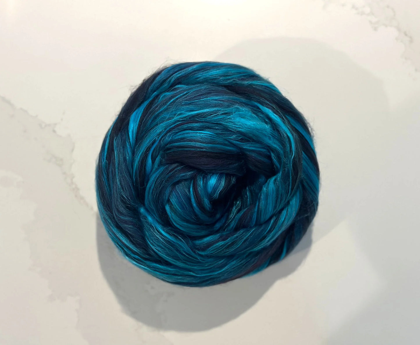 Luminous Lagoon roving 100 grams (Merino/silk)